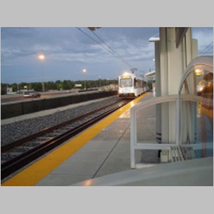 Denver_Light-Rai_approches_Yale_St._station,_7-9-2009.jpg